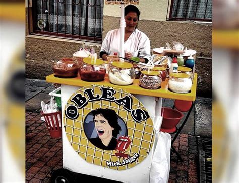 Vendedor de obleas tocando un triángulo