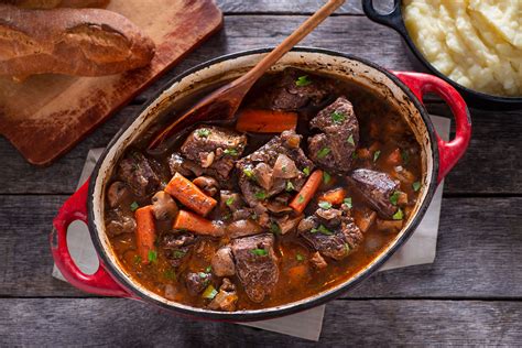 Boeuf Bourguignon en olla de hierro fundido