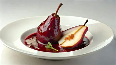 Peras al vino tinto con helado de vainilla