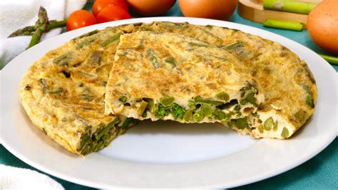 Ingredientes frescos para tortilla de espárragos