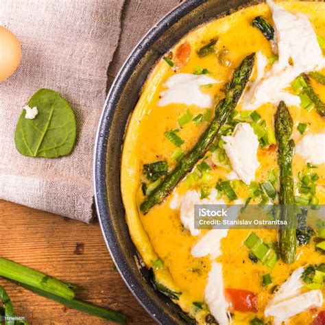 Proceso de cocción de tortilla de espárragos en sartén