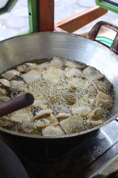 Proceso de fritura de medallones de congrio