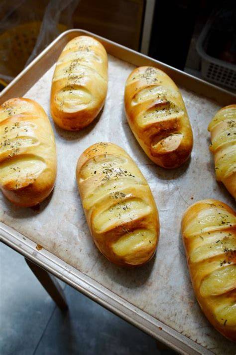 Panecillos de patata recién horneados
