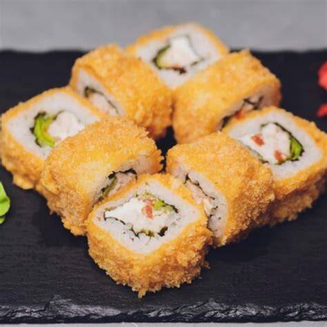 Sushi de camarón empanizado recién preparado y cortado