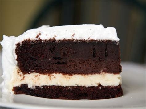 Tarta de chocolate y merengue suizo en capas