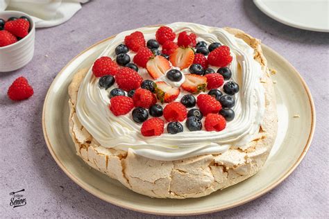 Tarta Pavlova de merengue con chocolate y frutos rojos