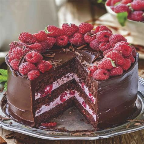 Tarta de frambuesas con merengue de chocolate y nueces