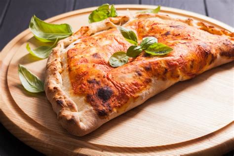 Variedad de pizzas y calzones disponibles en Piper Pizza.