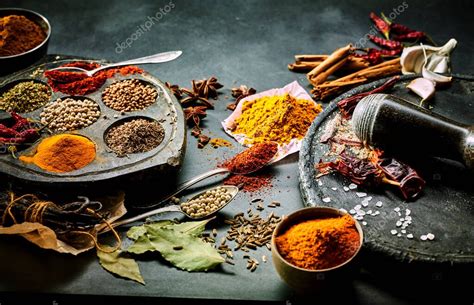 Variedad de especias enteras y molidas