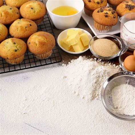 Ingredientes para muffins en una mesa