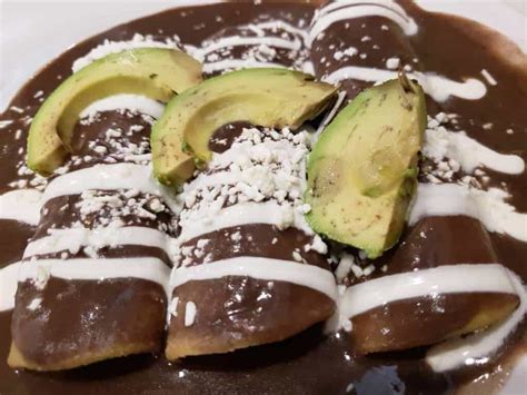 Plato de enfrijoladas con queso y aguacate