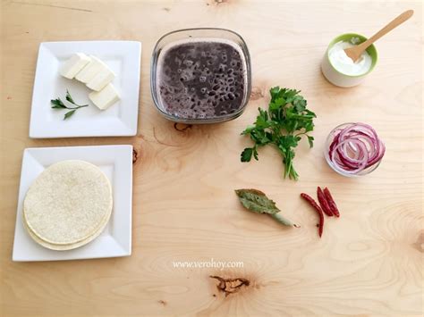 Ingredientes básicos para enfrijoladas: frijoles, tortillas de maíz, queso fresco y aguacate