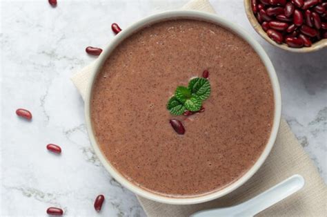 Preparación de la salsa de frijoles para enfrijoladas