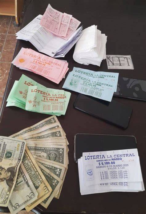 Billetes de lotería y fichas de quiniela esparcidos sobre una mesa.