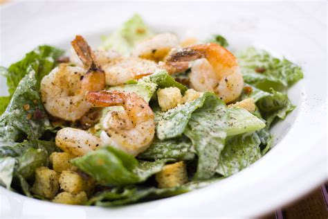 Diferentes versiones de la ensalada César: con pollo, camarones y vegetariana.