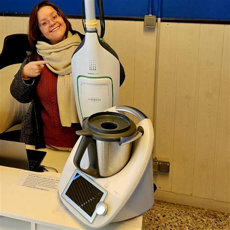 Técnico reparando una Thermomix en Fuenlabrada
