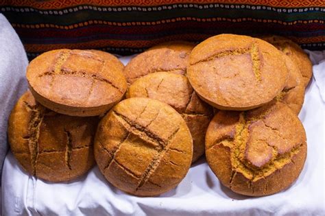Plato de pan de maíz frito recién hecho