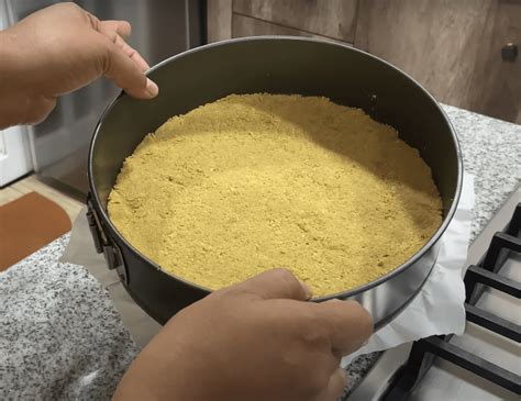 Base de galletas trituradas en un molde