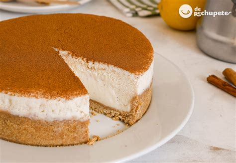 Tarta de leche y canela decorada con canela molida
