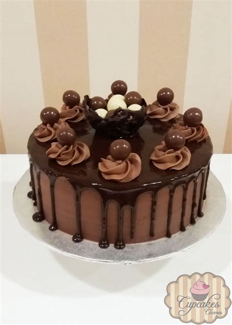 tarta de cumpleaños de chocolate con decoración de lágrimas