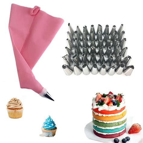 variedad de utensilios para decorar tartas