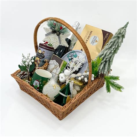 Christmas gift basket with Iberian products