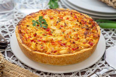 Tarta de pollo con queso en un molde recién salida del horno
