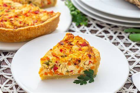 Tarta de pollo y verduras recién horneada