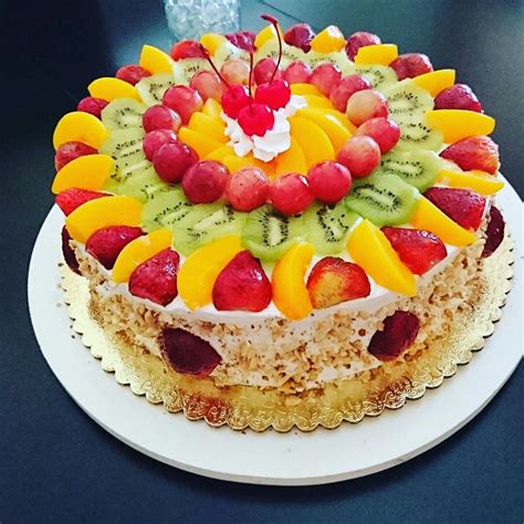Pastel de Zabaione decorado con frutas
