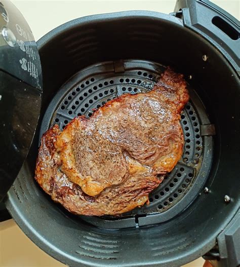 Arrachera cocinándose en freidora de aire