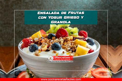 Ensalada de frutas con yogur y granola