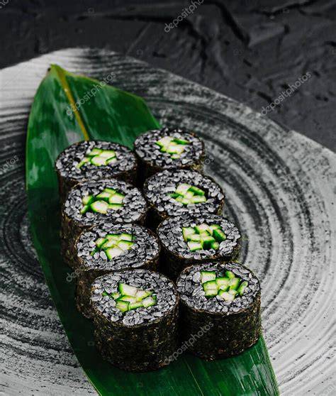 Presentación artística de sushi de pepino