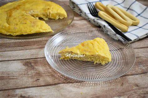 Tortilla de bonito en conserva en un plato