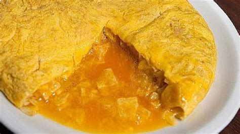 Tortilla de Betanzos con su característica textura jugosa