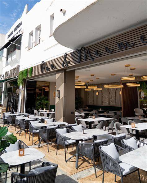 Interior acogedor de Pan y Mermelada Marbella con clientes disfrutando