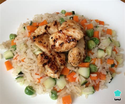 Plato de arroz con pollo acompañado de ensalada de papa