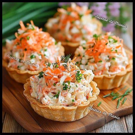 Variedad de tartaletas de ensalada de cangrejo