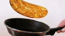 Persona dándole la vuelta a una tortilla
