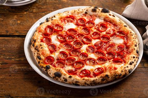 Pizza napolitana recién horneada