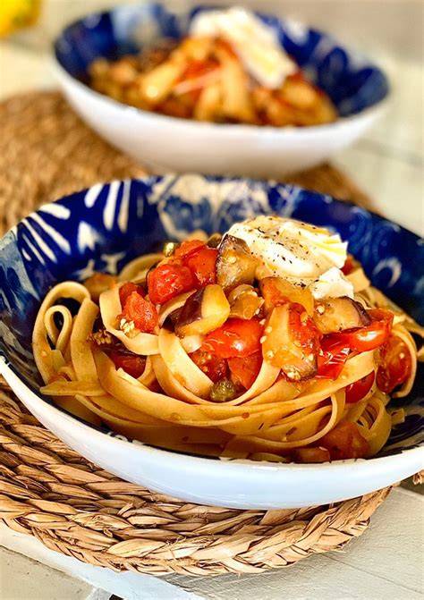 Pasta con berenjena y mozzarella fresca
