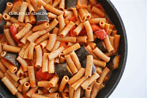 Macarrones con berenjena, tomate y mozzarella gratinada