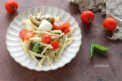 Pasta fría con berenjenas, mozzarella y tomatitos