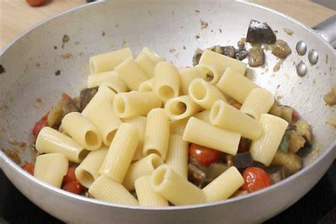Rigatoni con berenjenas, tomates cherry asados y mozzarella