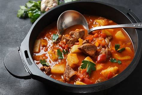 Goulash servido en un plato