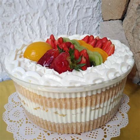 Diferentes variantes de torta tres leches, incluyendo una con frutas y otra con chocolate