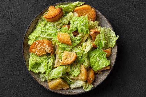 Variedades de crutones en un plato