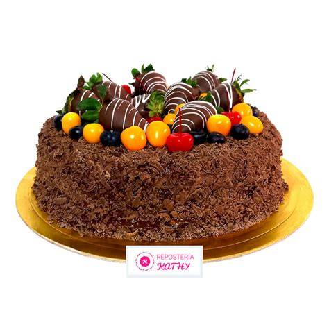 Torta de chocolate Nestlé decorada con frutas y chocolate rallado