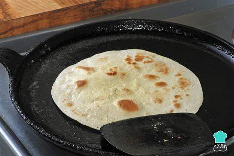 Tortillas de harina dorándose en sartén