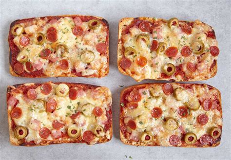 Pan pizza de atún en un plato