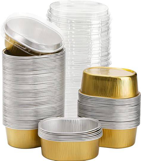 Variedad de vasos y recipientes para postres individuales